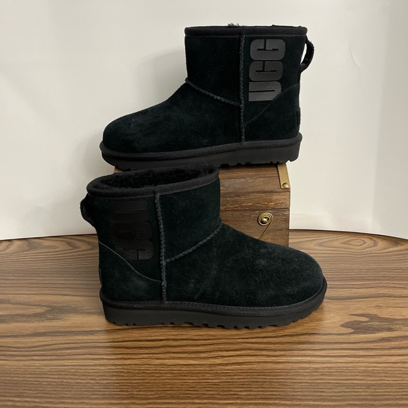 Ugg Mini Classic Logo Boot Black Suede Women’s Size 5 Comfy Boots - Picture 1 of 13